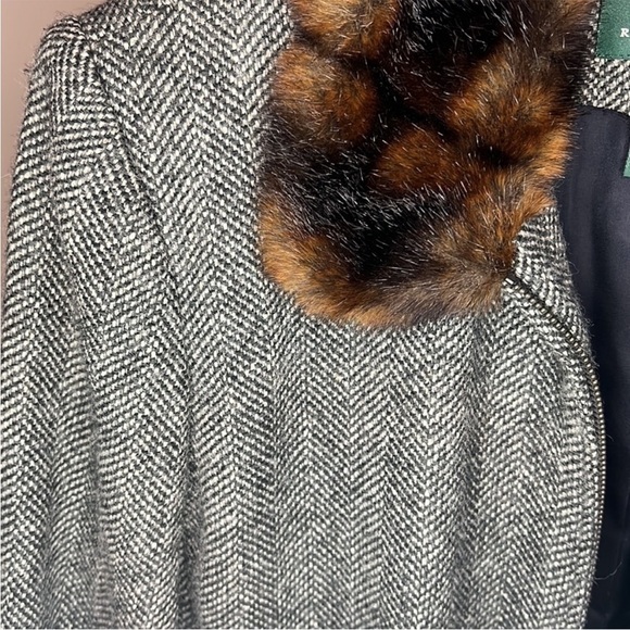 RALPH LAUREN Woman's Silk and Wool blend
coat with faux fur collar size 4 - Picture 3 of 9